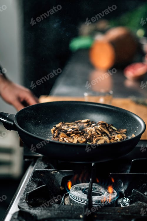 Preview: Frying Sliced Shiitake Mushrooms in Vegan Restaurant