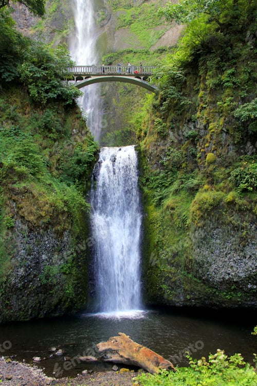 Preview: Travelers enjoying the view from Multnomah Falls bridge. Oregon. Great hiking site. USA travel
