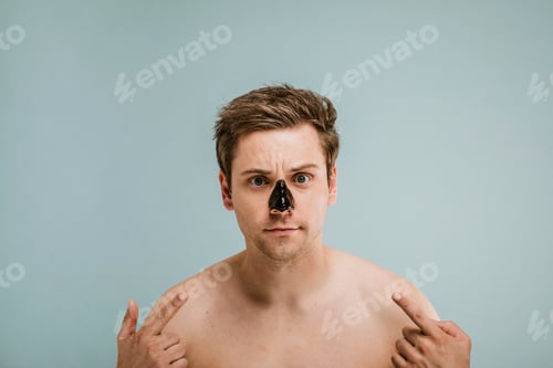 Vista previa: Portrait of a man wearing black pore mask