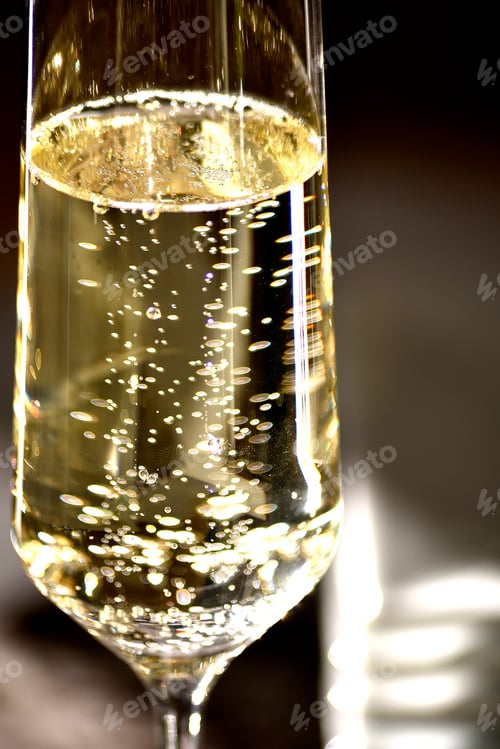 Preview: Close up champagne in glass