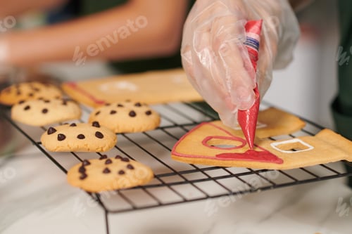 Preview: Decorating Gingerbread House with Icing