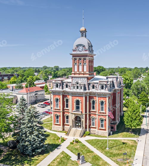 Vista previa: Imagen vertical del Palacio de Justicia del Condado de Adams en Decatur. Indiana, Estados Unidos.