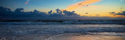 Vorschau: Ostsee vor dramatisch bewölktem Himmel bei Sonnenuntergang