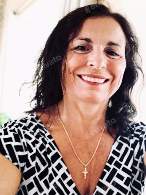 Preview: A selfie of a happy, confident woman wearing a black and white dress.