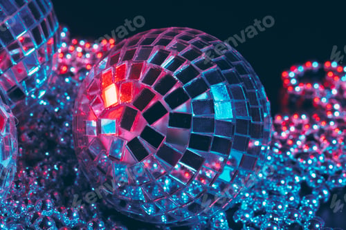 Preview: Mirror balls Illuminating in the dark close up