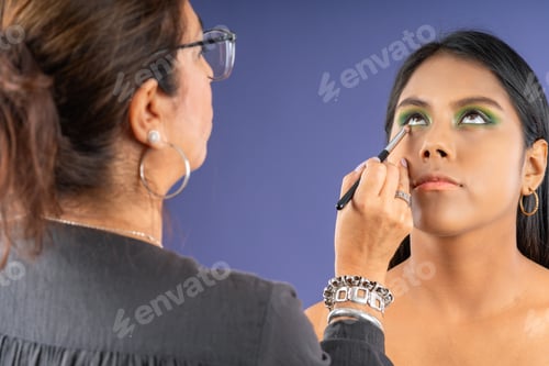 Preview: Applying eyeliner to young model