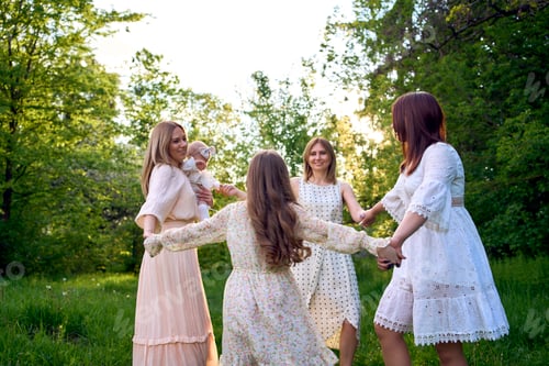 Preview: five women of different ages are circling in a dance