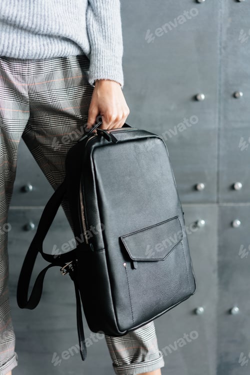 Preview: Fashionable woman hold black bag