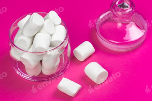 Visualização: marshmallows em um fundo rosa. vista superior