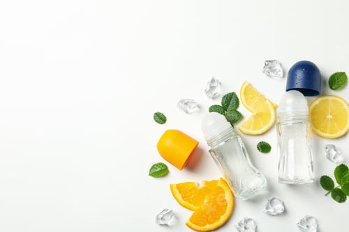 Vista previa: Body deodorants roll-on, leaves, citrus and ice on white background