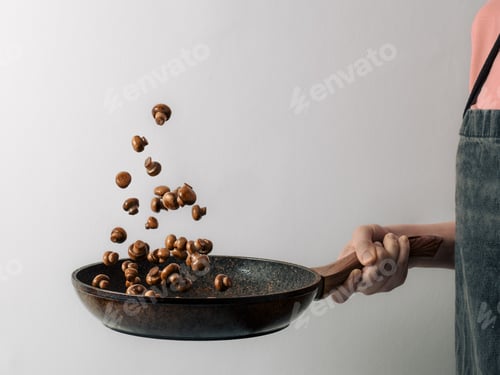 Preview: Flying champignons over skillet in hand