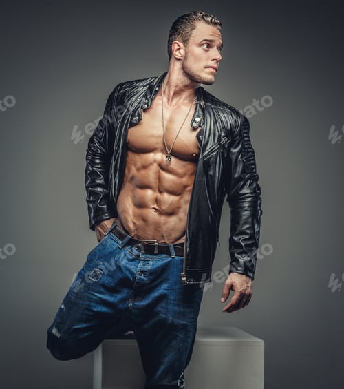 Preview: Casual muscular man in studio