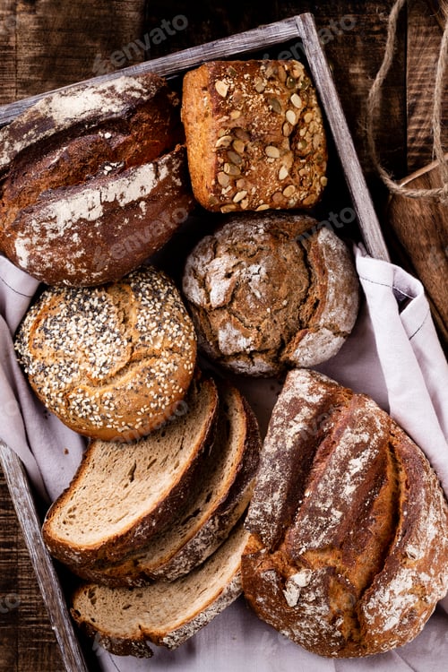 Preview: Sliced rye bread on cutting board, closeup..