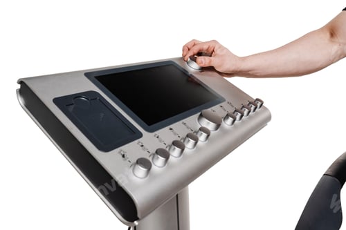 Vista previa: El entrenador configura el dispositivo EMS antes de la sesión deportiva