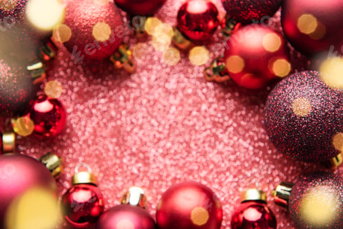 Vista previa: Adornos navideños rojos sobre fondo rojo brillante con espacio para copiar.