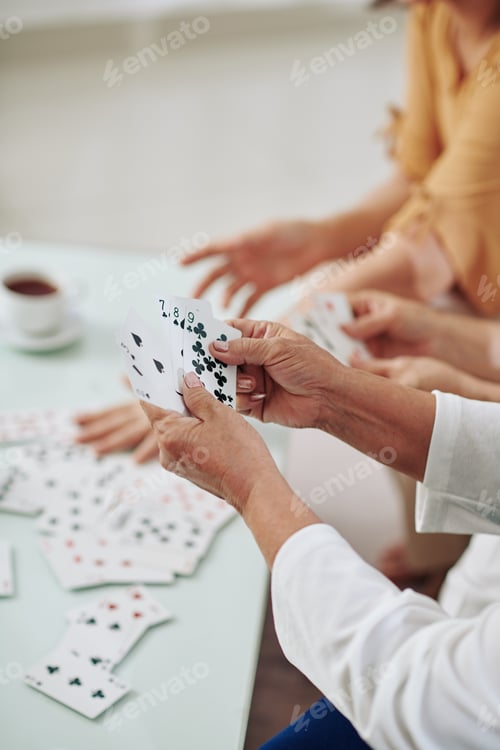 Preview: Senior women playing cards