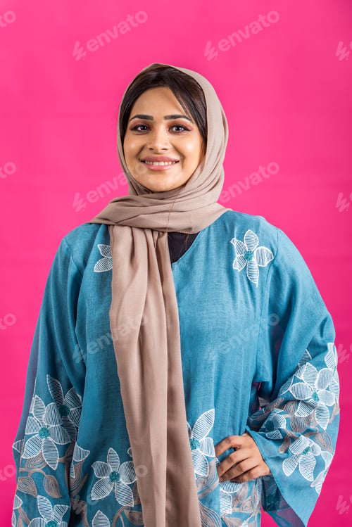 Preview: Arabic woman with abaya in studio