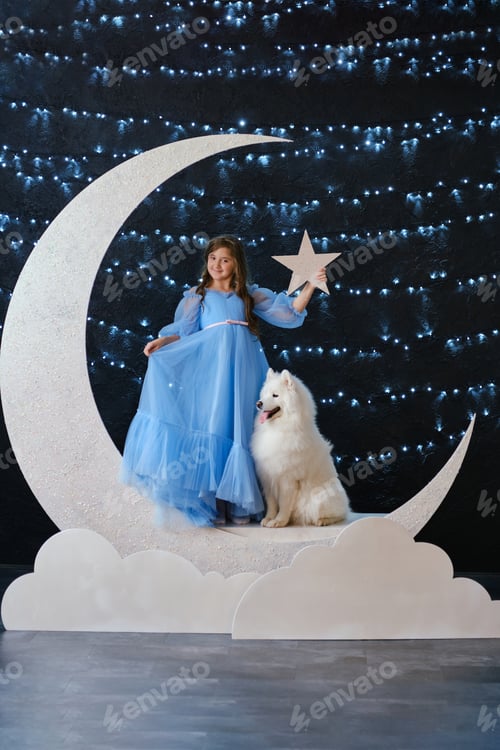 Vista previa: Hermosa niña con vestido azul claro, quédate en la luna