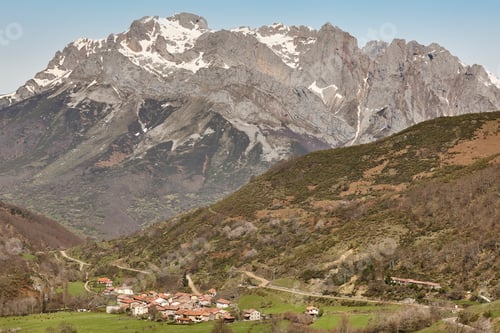 Preview: Green valley mountain landscape. Cares route. Castilla Leon, Spain