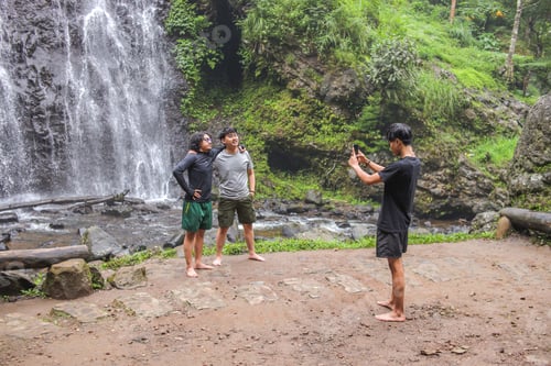 Preview: Joyful Friends Enjoying Stunning Waterfall Adventure Captured In Memorable Photo Shoot
