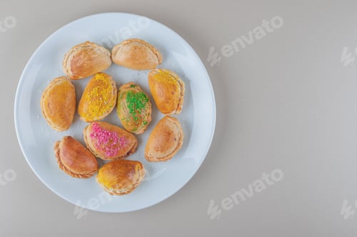 Preview: Serving of small buns on a white platter on marble background