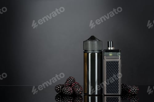 Preview: Vape smoking liquid with berry flavor close up