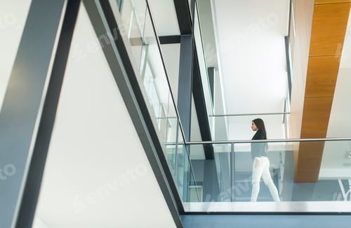 Preview: Young woman in the office