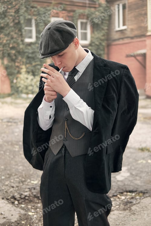Preview: A guy in a suit and a cap lights up / Thomas Shelby | Peaky Blinders