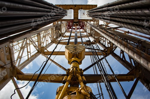 Preview: Low angle view of a derrick and