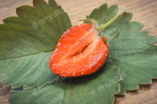 Vista previa: Fresh delicious strawberry with green leaves on board. Healthy dessert and nutrition