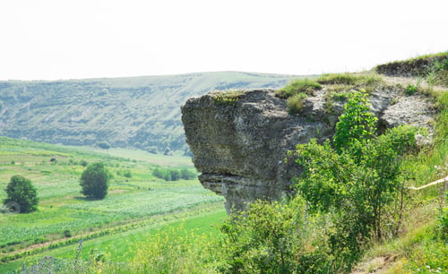 Preview: Huge rocky ledge