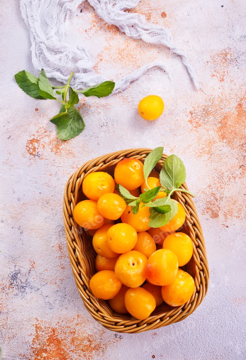 Preview: fresh plums