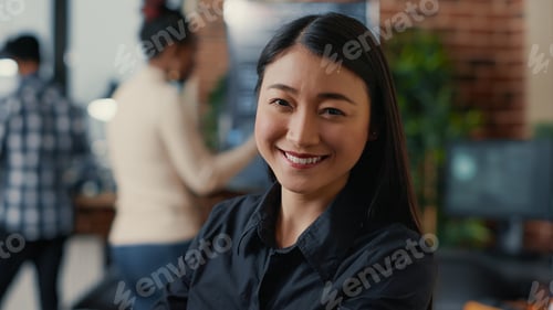 Preview: Portrait of smiling asian software developer looking at camera