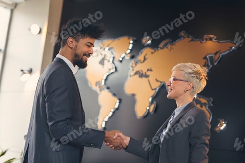 Preview: Business people shaking hands