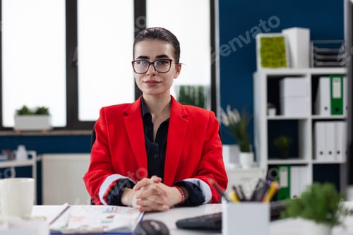 Preview: Portrait of entrepreneur with glasses in startup office
