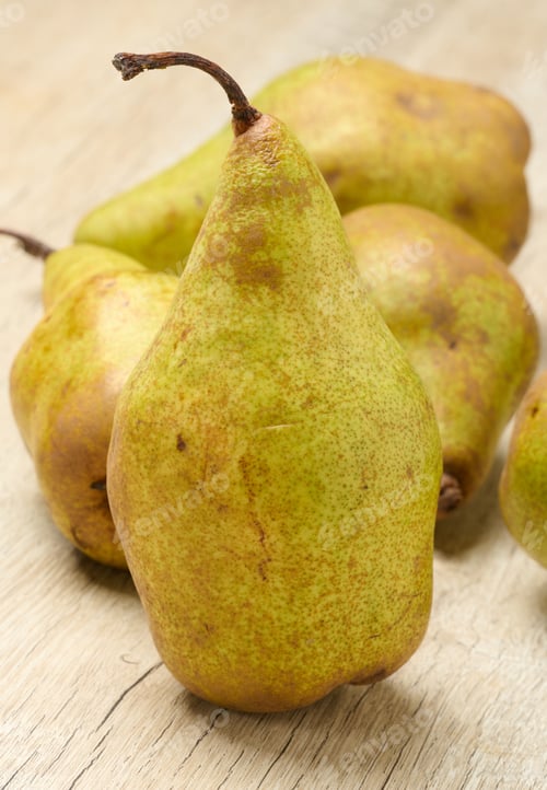 Preview: Ripe green pear on the table