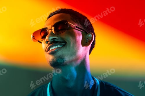Vista previa: African man portrait in studio on colorful background