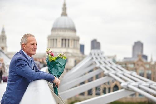Visualização: Homem maduro com buquê esperando na Millennium Bridge, Londres, Reino Unido