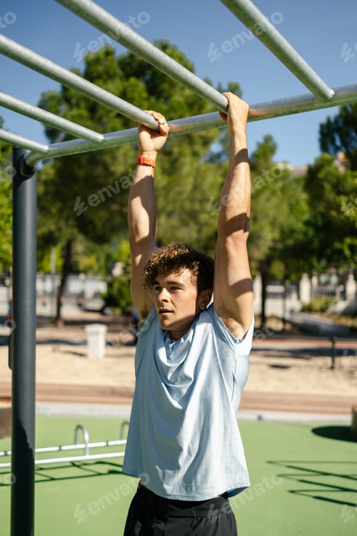 Preview: Strong young sportsman doing calisthenics