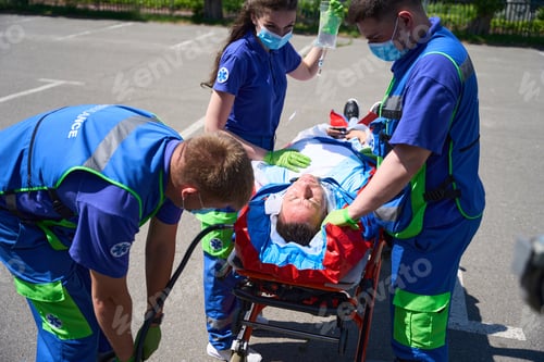 Preview: Paramedics use a vacuum mattress to transport patient with polytrauma