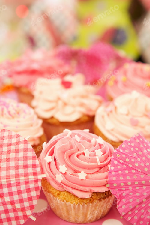 Preview: Cupcukes decorated with Frosting and Sprinkles