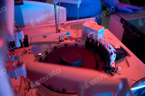 Preview: Immunologist uses a device for automatic isolation of nucleic acids