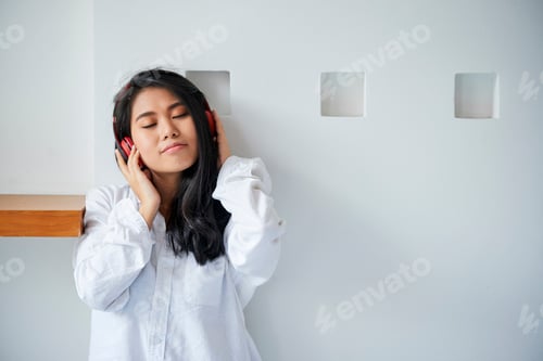 Preview: Woman enjoying the music