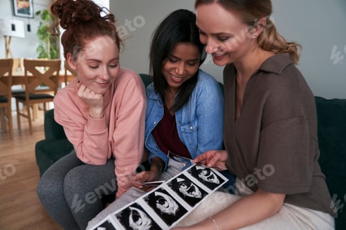 Preview: Three caucasian women browsing pregnancy ultrasound image