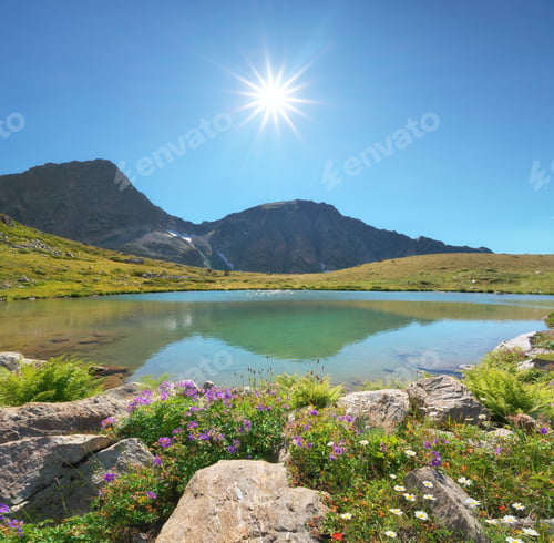 Vista previa: Beautiful summer landscape of mountain lake.