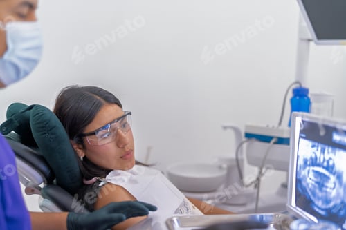 Preview: Dentist explaining panoramic dental x ray to patient