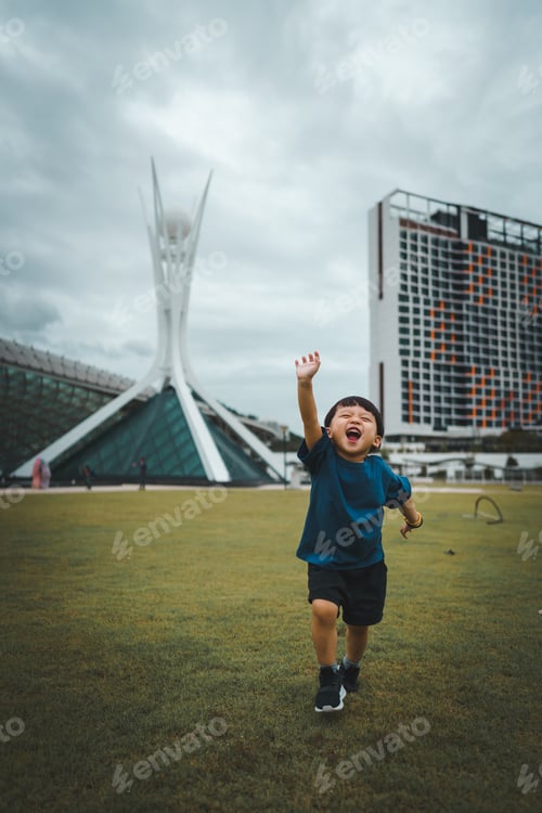 Preview: Kids running on the field freely