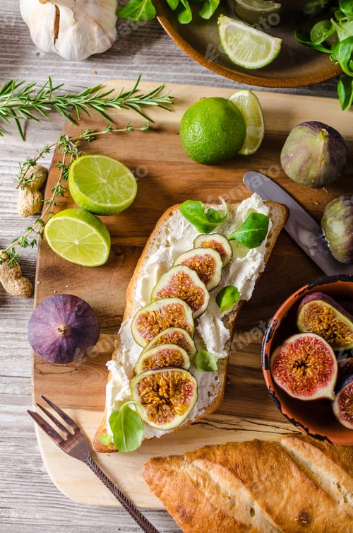 Preview: Fresh baguette with figs