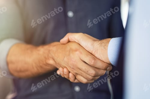 Preview: Close up of businessmen shaking hands