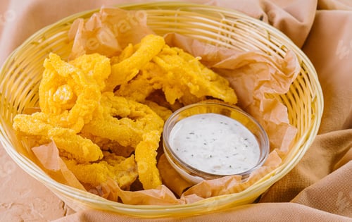 Preview: Crunchy breaded shrimp with dipping sauce and chips